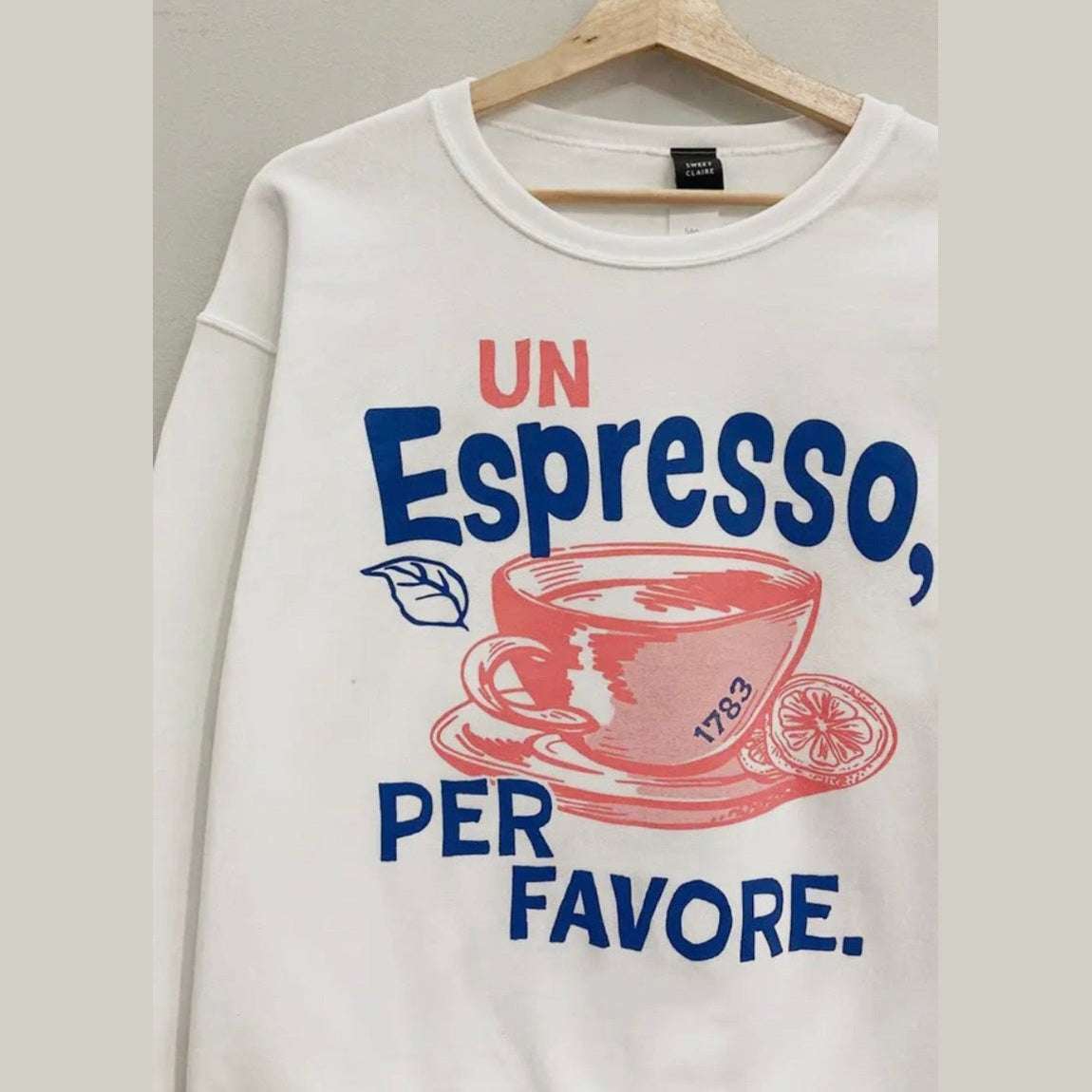 Cream unisex Italian Espresso sweatshirt with 'Un espresso per favore' graphic, relaxed oversized fit with Italian flair